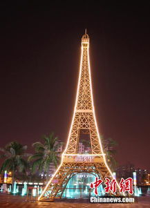 ?？诂F(xiàn)山寨埃菲爾鐵塔，夜晚亮燈奪眼球